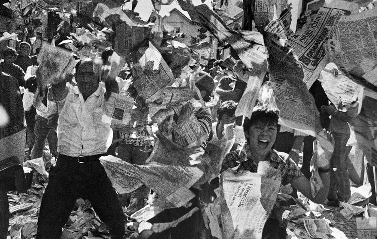 Mostra traz fotografias de Sebastião Salgado na Revolução dos Cravos. - Rio Maior, Portugal, 1975. Foto: Sebastião Salgado