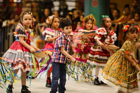 Campina Grande (PB), 15/06/2025 – Quadrilha infantil se apresenta na festa de São João, no Parque do Povo, em Campina Grande. Tomaz Silva/Agência Brasil