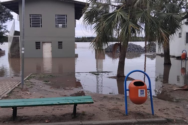 Beatriz Goncalves Pereira/Divulgação Porto Alegre (RS), 26/06/2025 - Rua inundanda após fortes chuvas na Ilha da Pintada. Foto: Beatriz Goncalves Pereira/Divulgação