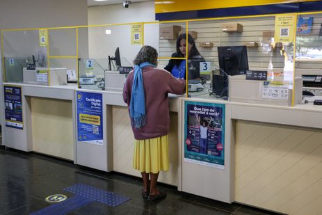 Antonio Cruz/Agência Brasil Brasília (DF), 30/05/2025. - Dona Irene Barbosa em uma agência dos correios.
A partir desta sexta-feira (30), aposentados e pensionistas do Instituto Nacional do Seguro Social (INSS) poderão consultar, contestar e acompanhar a análise de descontos indevidos em seus benefícios diretamente nas agências dos Correios.
Foto: Antonio Cruz/Agência Brasil