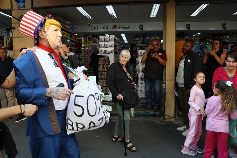 São Paulo (SP), 18/07/2025 - Manifestação dos comerciários da 25 de março, com organização do sindicato dos comerciários de São Paulo, contra medidas do presidente dos Estados Unidos, Donald Trump. Foto: Rovena Rosa/Agência Brasil