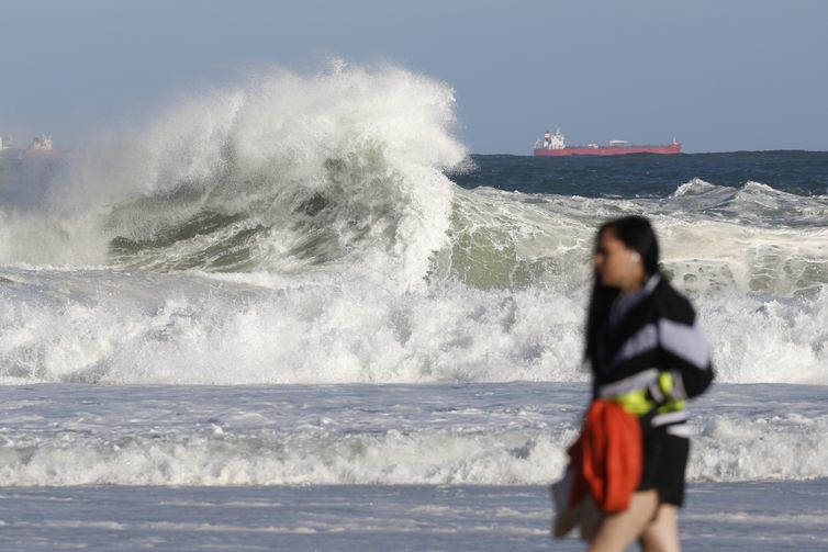 Fernando Frazão/Agência Brasil Rio de Janeiro (RJ), 30/07/2025 – Ressaca no mar traz ondas grandes à praia do Leme, provocadas pela passagem de um ciclone extratropical. Foto: Fernando Frazão/Agência Brasil