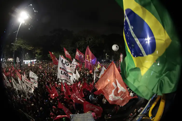 Paulo Pinto/Agência Brasil São Paulo (SP), 10/07/2025 - Protesto à atuação do Congresso Nacional na justiça tributária com a taxação dos super ricos, fim da escala 6×1 e a isenção de Imposto de Renda para quem ganha até R$ 5 mil, realizado em frente ao MASP. Foto: Paulo Pinto/Agência Brasil