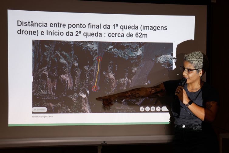 Tânia Rêgo/Agência Brasil Rio de Janeiro (RJ), 11/07/2025 - Mariana Marins, irmã de Juliana, esclarece o acidente durante coletiva de imprensa concedida pela família de Juliana Marins, brasileira que faleceu durante uma trilha no Monte Rinjani na Indonésia, na Defensoria Pública da União (DPU), centro da cidade. Foto: Tânia Rêgo/Agência Brasil