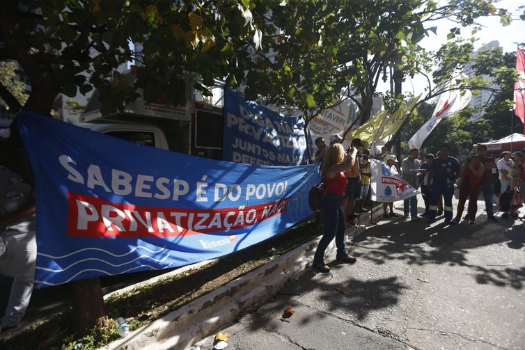 Paulo Pinto/Agência Brasil São Paulo (SP) 02/05/2024 - Manifestação contra a privatização da SABESP, na Câmara de Vereadores de São Paulo.
Foto: Paulo Pinto/Agência Brasil