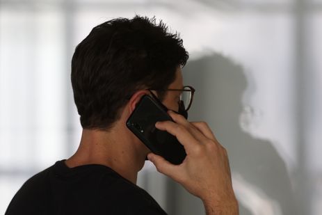 Tânia Rêgo/Agência Brasil Smartphone, celular, em uso.