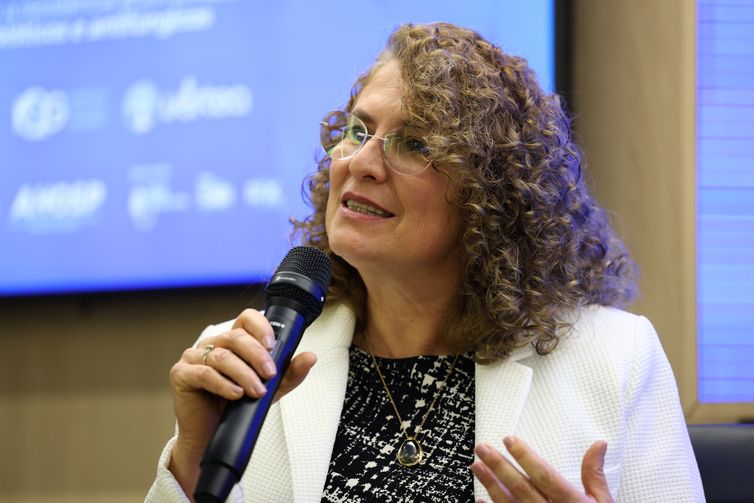 São Paulo (SP), 20/08/2025 - A infectologista e coordenadora do Comitê de Resistência Antimicrobiana da Sociedade Brasileira de Infectologia - SBI, Ana Gales, fala sobre a campanha Será que precisa? Evitando a resistência antimicrobiana por antibióticos e antifúngicos. Foto: Rovena Rosa/Agência Brasil