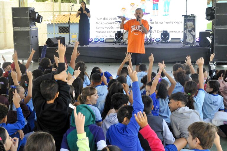 Projeto Escola + Arte leva arte, música e reflexão para crianças da rede pública de ensino 