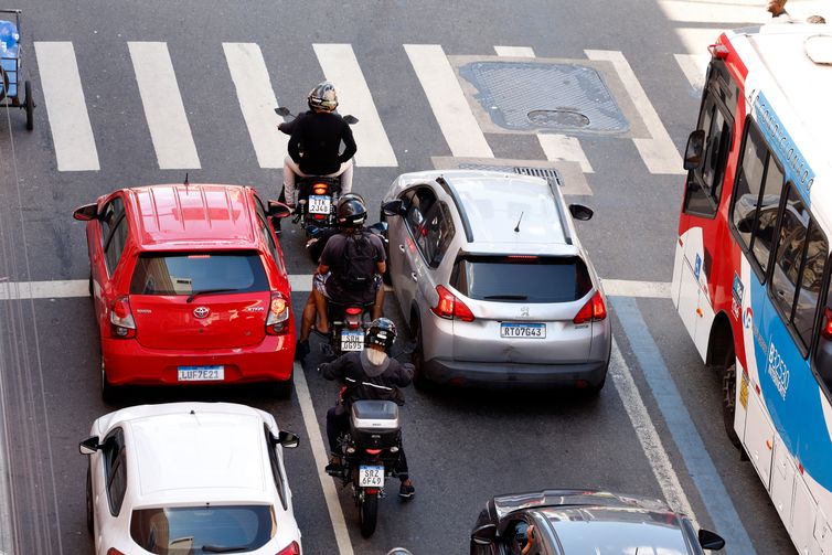 Rio de Janeiro (RJ), 30/07/2025 - Motociclistas de aplicativos transitam pelas ruas do centro do Rio.  Foto: Tânia Rêgo/Agência Brasil