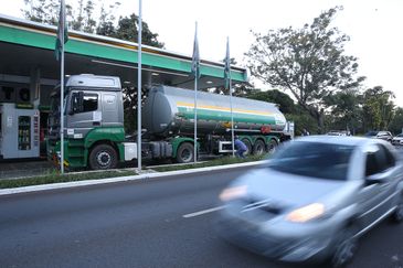 Marcello Casal jr/Agência Brasil Caminhão-tanque abastece posto de combustivel no Plano Piloto, região central da capital
