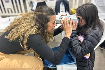 Curitiba (PR), 28/08/2025 - Projeto oferece atendimento oftalmológico gratuito para criança. Estudante Brenda Valenttina participa do projeto Pequenos Olhares. Foto: Paula Laboissière/Agência Brasil
