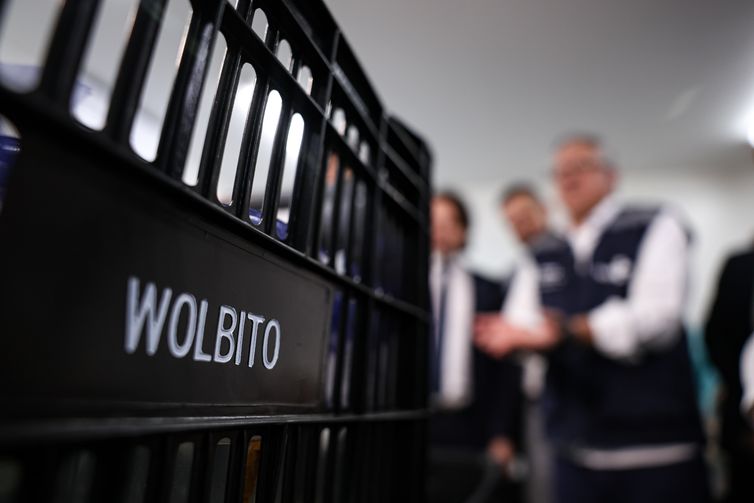 Brasília (DF), 09/09/2025 - O ministro da Saúde, Alexandre Padilha, participa da inauguração da biofábrica de Wolbachia de Brasília, no Núcleo de Controle Químico e Biológico (NCQB). Os mosquitos aedes aegypti são inoculados com a bactéria Wolbachia, o que os torna 