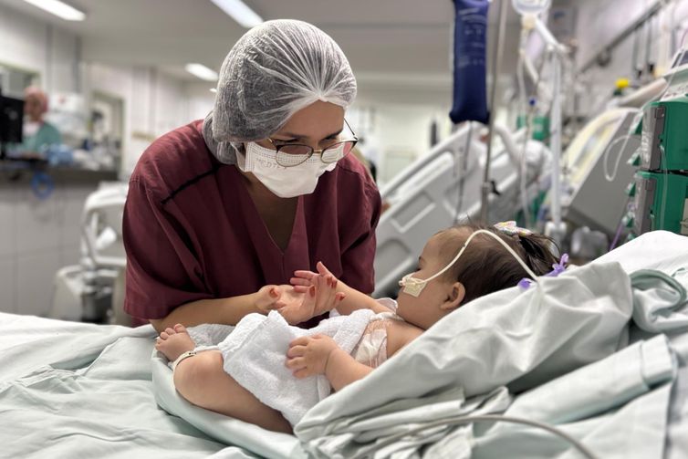 Recife (PE) 01/09/2025 - Cirurgias cardíacas infantis. Izonete e a filha Laura após cirurgia no Hospital Infantil Albert Sabin, em Recife. Foto: Levi Aguiar/HIAS
