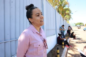  Brasília - 05/10/2025 -A ministra da Gestão e da Inovação em Serviços Públicos, Esther Dweck, durante visita ao campus da Asa Norte do Centro Universitário de Brasília (CEUB), onde 7.068 pessoas estão inscritas para realizar a prova do Concurso Público Nacional Unificado (CPNU). ( Lívia Blandina.). 
Foto: Valter Campanato/Agência Brasil
