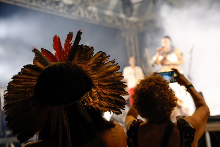 Belém (PA) 13/12/2024 - Show da cantora de música indígena Dijuena Tikuna no Festival Psica 2024, na Cidade Velha. Foto: Fernando Frazão/Agência Brasil