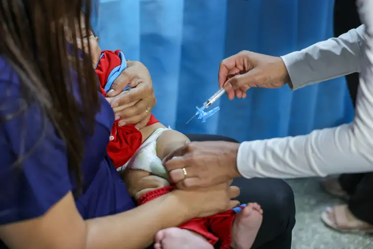 Fabio Rodrigues-Pozzebom/ Agência Brasil Brasília (DF) 15/04/2025 A Secretaria de Saúde do DF promove um dia de vacinação infantil na Creche Sempre Viva, na cidade satélite de Ceilândia, DF Foto: Fabio Rodrigues-Pozzebom/ Agência Brasil