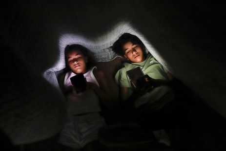 Brasília (DF) 28/01/2025 - Os irmãos Clara Santana (10) e Pedro Santana (13), são vistos com celular na mão embaixo de um cobertor.
Uma a cada 3 crianças tem perfil aberto em redes, alerta pesquisa
Dados foram divulgados nesta terça pela Unico e Instituto Locomotiva
Foto: Joédson Alves/Agência Brasil