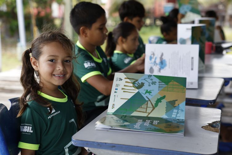 Bragança (PA), 13/06/2025 – Crianças da Vila dos Pescadores de Ajuruteua participam da Alfamangue, atividade de alfabetização baseada na temática do manguezal do Projeto Mangues da Amazônia, na área da Reserva Extrativista Marinha de Caeté-Taperaçu. Foto: Fernando Frazão/Agência Brasil
