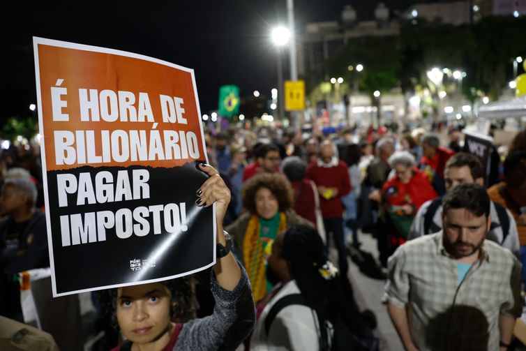 Rio de Janeiro (RJ), 10/07/2025 – Trabalhadores e movimentos sociais fazem manifestação pelo fim da escala de trabalho 6 x 1 e pela taxação dos super-ricos, na Praça XV. Foto: Fernando Frazão/Agência Brasil