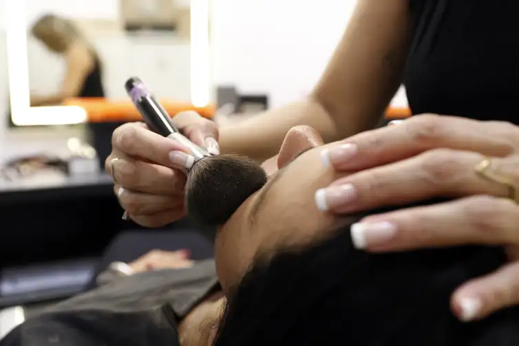 Brasília (DF), 17/09/2025 - Golpe de agência em modelos. Modelo sendo maquiada em camarim. Foto: Bruno Peres/Agência Brasil