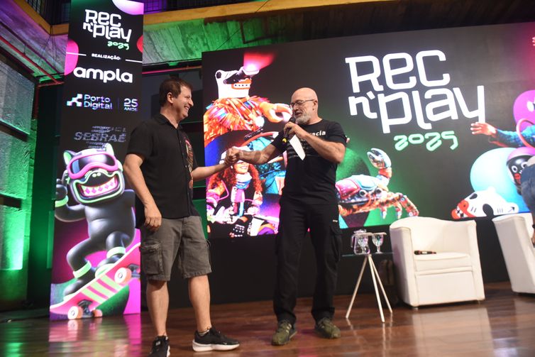 Pierre Lucena, presidente do Porto Digital e Silvio Meira, professor emérito da UFPE, em em palestra na Rec'N'Play 2025. 