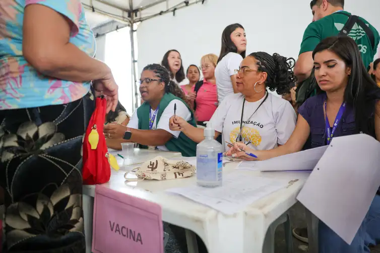 Fabio Rodrigues-Pozzebom/ Agência Brasil Brasília (DF) 17/10/2025 O Dia D nacional de multivacinação, mobilização voltada à atualização da caderneta de crianças e adolescentes menores de 15 anos, no Riacho Fundo II, cidade satéite de Brasília. Foto: Fabio Rodrigues-Pozzebom/ Agência Brasil
