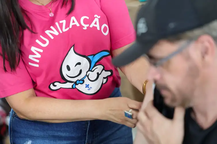 Fabio Rodrigues-Pozzebom/ Agência Brasil Brasília (DF) 17/10/2025 O Dia D nacional de multivacinação, mobilização voltada à atualização da caderneta de crianças e adolescentes menores de 15 anos, no Riacho Fundo II, cidade satéite de Brasília. Foto: Fabio Rodrigues-Pozzebom/ Agência Brasil