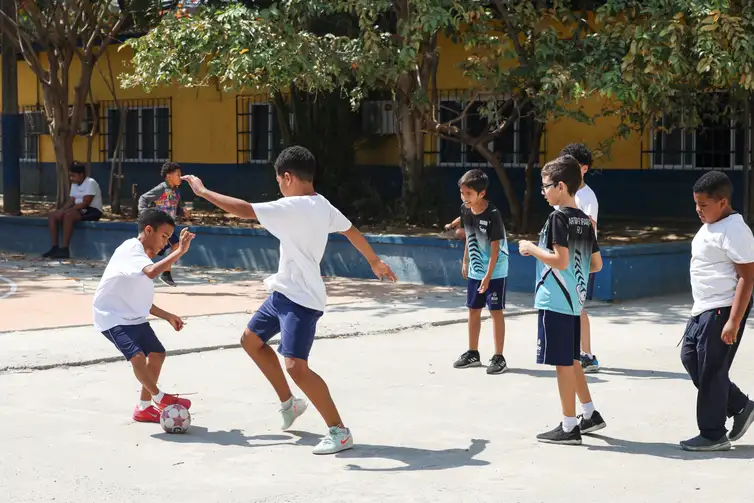 Rio de Janeiro (RJ), 27/08/2025 – Alunos jogam futebol durante intervalo no Ginásio Experimental Olímpico Reverendo Martin Luther King, na Praça da Bandeira, no Rio de Janeiro. Foto: Tomaz Silva/Agência Brasil