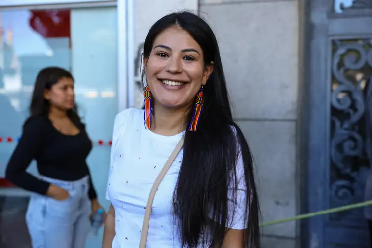 Rio de Janeiro (RJ), 05/10/2025 –A enfermeira Stephanie Pereira posa para foto em frente ao local de prova do Concurso Nacional Unificado (CNU), no centro do Rio de Janeiro. Foto: Tomaz Silva/Agência Brasil