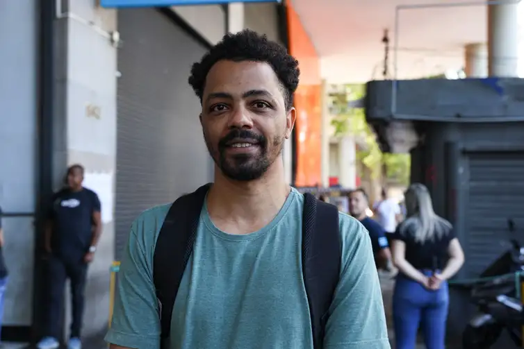 Rio de Janeiro (RJ), 05/10/2025 – O engenheiro Carlos Eduardo posa para foto em frente ao local de prova do Concurso Nacional Unificado (CNU), no centro do Rio de Janeiro. Foto: Tomaz Silva/Agência Brasil