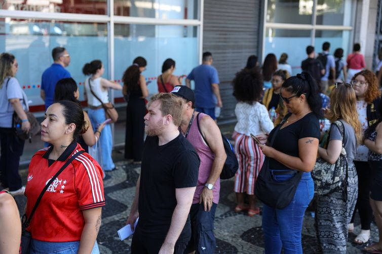 Rio de Janeiro (RJ), 05/10/2025 – Candidatos chegam ao local de prova do Concurso Nacional Unificado (CNU), no centro do Rio de Janeiro. Foto: Tomaz Silva/Agência Brasil
