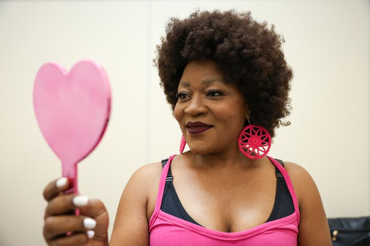 Tomaz Silva/Agência Brasil Rio de Janeiro (RJ), 23/10/2025 – A cabeleireira Elisângela Torres participa do desfile de pacientes durante celebração do Outubro Rosa no Hospital do Câncer III, na zona norte do Rio de Janeiro. Foto: Tomaz Silva/Agência Brasil