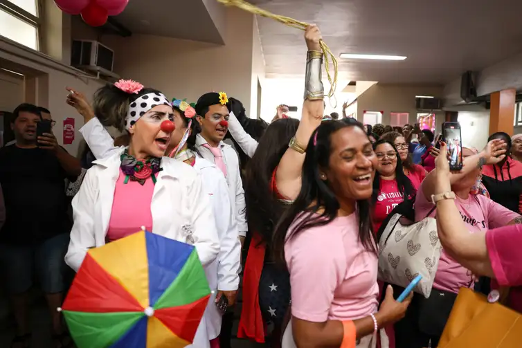 Tomaz Silva/Agência Brasil Rio de Janeiro (RJ), 23/10/2025 – Grupo de palhaços faz apresentação durante celebração do Outubro Rosa no Hospital do Câncer III, na zona norte do Rio de Janeiro. Foto: Tomaz Silva/Agência Brasil