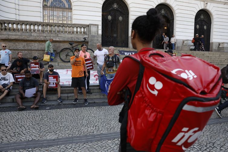 Rio de Janeiro (RJ), 28/11/2025 – Entregadores fazem manifestação contra novas modalidades de entrega do aplicativo Ifood, na Cinelândia. Foto: Fernando Frazão/Agência Brasil