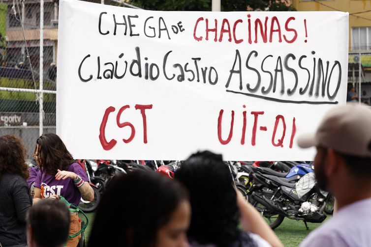 Rio de Janeiro (RJ), 31/10/2025 - Moradores, familiares e representantes da sociedade civil se reúnem na comunidade da Vila Cruzeiro para manifestação de repúdio à Operação Contenção que deixou 121 mortos. Foto: Tânia Rêgo/Agência Brasil