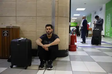 Rovena Rosa/Agência Brasil São Paulo (SP), 11/12/2025 - Arlen Augusto Pereira aguarda para embarcar após voos cancelados e atrasados no Aeroporto de Congonhas. Foto: Rovena Rosa/Agência Brasil