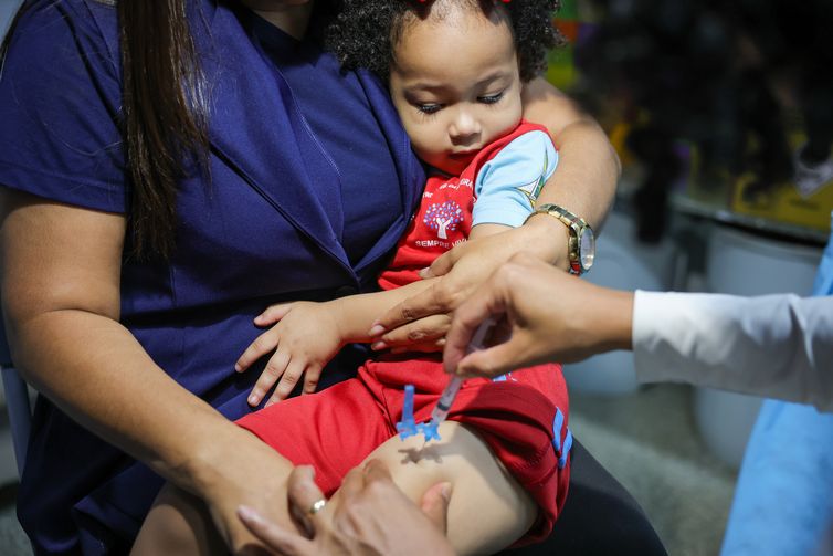 Brasília (DF) 15/04/2025 A Secretaria de Saúde do DF promove um dia de vacinação infantil  na Creche Sempre Viva, na cidade satélite de Ceilândia, DF  Foto: Fabio Rodrigues-Pozzebom/ Agência Brasil