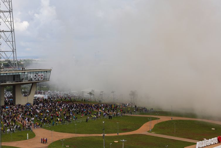 Brasília (DF) 25/01/2025 Torre Palace, o primeiro hotel de luxo de Brasília, foi implodido na manhã de hoje. Na foto, poeira da demolição cobre expectadores. Foto: Fabio Rodrigues-Pozzebom/ Agência Brasil