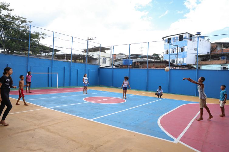 Juiz de Fora (MG), 25/02/2026 – Crianças brincam na quadra da Escola Municipal Murilo Mendes, no Alto do Grajaú, em Juiz de Fora. Foto: Tomaz Silva/Agência Brasil