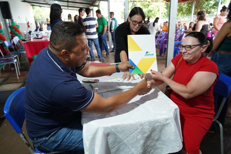 Cartões do Aluguel Social e escrituras são entregues em três municípios