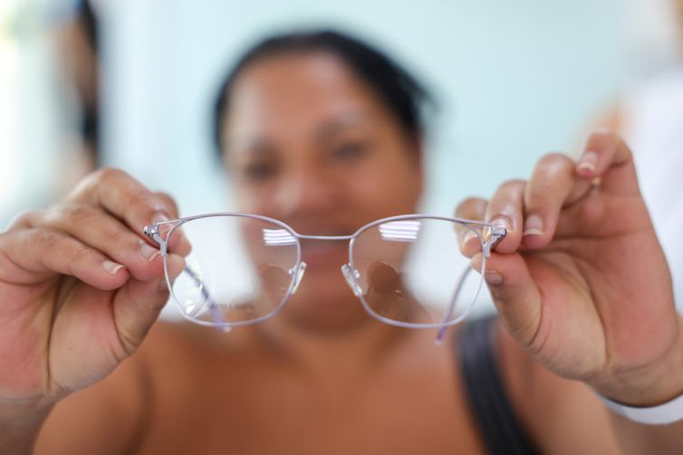 Brasília, DF  21/03/2026 - Cristina Gonçalves escolhe seus óculos durante o primeiro mutirão do ano do Agora Tem Especialistas, exclusivo para as mulheres, no Hospital Universitário de Brasília (HUB) DF Foto: Fabio Rodrigues-Pozzebom/ Agência Brasil