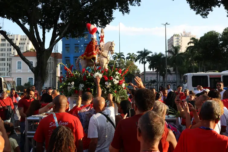 Rio de Janeiro, 23/04/2026 - Toque da alvorada e missa solene em honra a São Jorge, padroeiro do Estado do Rio de Janeiro, em frente ao Santuário de São Jorge e São Gonçalo Garcia no centro. Foto: Rovena Rosa/Agência Brasil