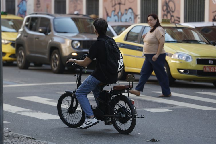 Rio de Janeiro (RJ), 06/04/2026 – Novas regras para a circulação de ciclomotores, bicicletas elétricas e patinetes nas vias da cidade. Foto: Fernando Frazão/Agência Brasil